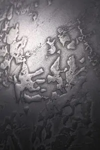 Eine stilvolle Wandgestaltung mit ATHOS-Aluminium-2-x-gespachtelt zeigt eine elegante, metallische Textur.