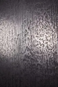 Eine detailreiche Wand im Wohnzimmer zeigt eindrucksvolle Metallisierung mit ATHOS-Aluminium von Einhornwerke.
