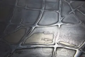 Diese Nahaufnahme zeigt eine kunstvolle Metallisierung mit flüssigem Metall für kreative Wandgestaltung von Einhornwerke.