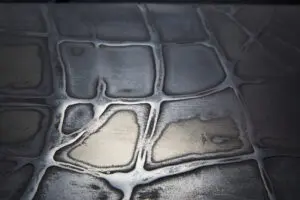 Die Nahaufnahme zeigt eine kreative Metallstruktur, ideal für moderne Wandgestaltung im Wohnzimmer von Einhornwerke.