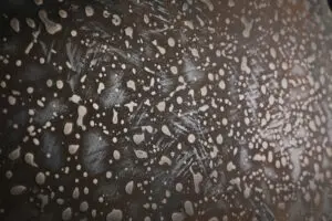 Die Wand zeigt eine kreative Gestaltung mit ATHOS-Eisen-gespachtelt-Zinnbronze-Patina und flüssigem Metall-Look.