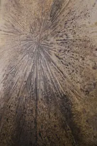 Die Aufnahme zeigt eine beeindruckende Wandgestaltung mit ATHOS-PatinaEchtmetall-Spachtel, ideal für kreative Wohnzimmer.