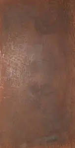 Eine Wand im Wohnzimmer zeigt eine beeindruckende Kupfer-Patina mit Echtmetall-Spachteltechnik von Einhornwerke.