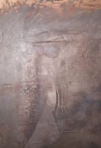Die Wand zeigt eine kunstvolle Patina-Textur in Roségold, ideal für kreative Wohnzimmer-Wandgestaltung von Einhornwerke.
