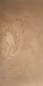 Die Wand zeigt eine elegante ATHOS-Rosegold-Optik, ideal für kreative Wandgestaltung im Wohnzimmer von Einhornwerke.