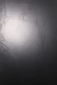 Eine moderne Wandgestaltung mit ATHOS Titanium in edler Metalloptik zeigt kreative Strukturen im Wohnzimmer.