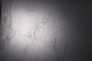 Die Wand zeigt eine stilvolle Metallisierung mit ATHOS-Titanium und verleiht dem Wohnzimmer eine moderne Wandgestaltung.