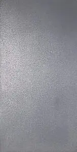 Eine stilvolle Wand zeigt eine edle Metalloptik, perfekt für kreative Wandgestaltung im Wohnzimmer von Einhornwerke.