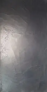 Die Wand zeigt eine elegante, metallische Struktur, gestaltet mit ATHOS-Zink-Spachtel von Einhornwerke für kreative Wandgestaltung.