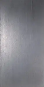 Die Wand zeigt eine glatte, metallisch schimmernde Oberfläche, ideal für moderne Wandgestaltung im Wohnzimmer.