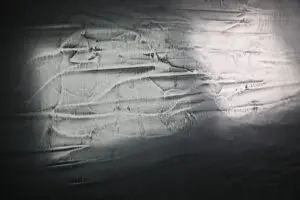 Eine Wand im Wohnzimmer zeigt eine kunstvolle metallische Textur, ideal für kreative Wandgestaltung mit Einhornwerke.