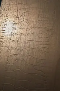 Eine edle Wandgestaltung in Zinnbronze zeigt eine kunstvolle Struktur mit metallischem Glanz von Einhornwerke.