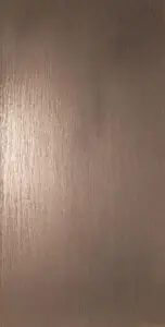 Eine elegante Wand mit Zinnbronze-Finish zeigt die kunstvolle Anwendung von Echtmetall-Spachtel für kreative Wandgestaltung.