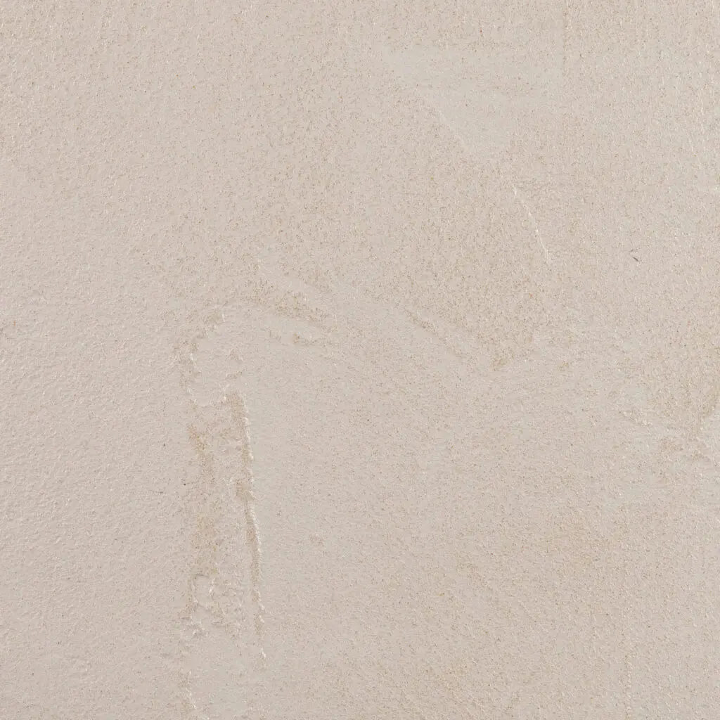Beige strukturierte Wandgestaltung mit feinem Streichputz von Einhornwerke für modernes Wohnzimmerdesign.