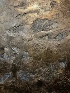 Die Wandgestaltung zeigt eine detailreiche Metallstruktur mit Echtmetall-Spachtel in einem kunstvollen Wohnzimmerdesign. Rezept: Unikat