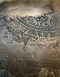 Die kunstvolle Wandgestaltung zeigt ein florales Relief in Echtmetalloptik von Einhornwerke, ideal für kreative Wohnzimmer. Rezept: Unikat