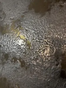 Eine stilvolle Echtmetall oberfläche zeigt metallische Spachteltechnik mit flüssigem Metall, ideal für kreative Möbelgestaltung. Rezept: Unikat