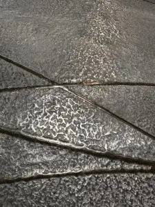 Eine stilvolle Wandfläche zeigt metallische Spachteltechnik mit flüssigem Metall, ideal für kreative Möbelgestaltung. Rezept: Unikat