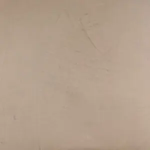 Eine glatte Wand in zartem Beige zeigt die elegante Textur von Marmorputz, ideal für kreative Wandgestaltung im Wohnzimmer.