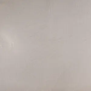 Die Wand zeigt eine glatte, elegante Marmorputz-Struktur, ideal für kreative Wandgestaltung im Wohnzimmer.