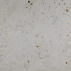 Die Wand zeigt eine elegante Marmorputz-Oberfläche, ideal für kreative Wandgestaltung im Wohnzimmer.