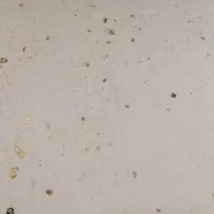 Eine Wandfläche zeigt feine Details von Marmorputz, ideal für stilvolle Wandgestaltung im Wohnzimmer.