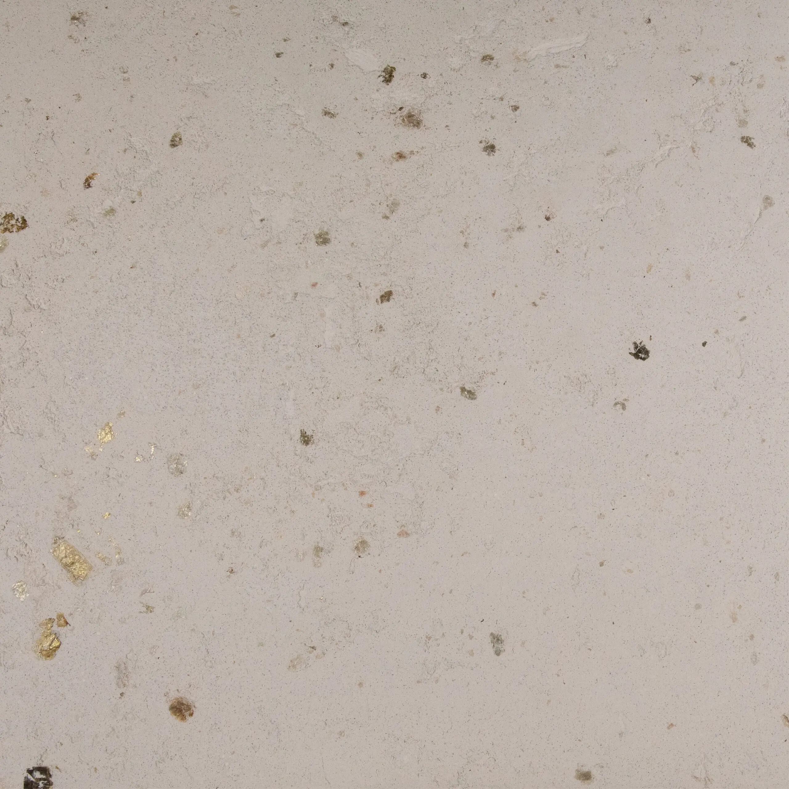 Eine Wandfläche zeigt feine Details von Marmorputz, ideal für stilvolle Wandgestaltung im Wohnzimmer.