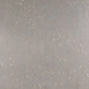 Eine elegante Wandgestaltung mit Marmorputz und feinen Glanzakzenten verleiht dem Raum eine stilvolle Atmosphäre.