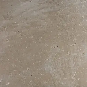 Eine Wand im Wohnzimmer ist mit Marmorea-Kalkputz von Einhornwerke in natürlichem, strukturiertem Design gestaltet.
