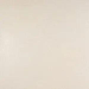 Eine glatte, cremefarbene Wand zeigt die elegante Textur von MARMOREA Kalkputz für stilvolle Wandgestaltung.