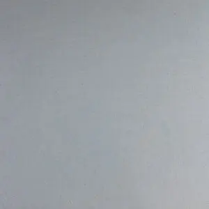 Eine glatte, graue Wandfläche zeigt die elegante Textur des Marmorputzes für kreative Wandgestaltung im Wohnzimmer.