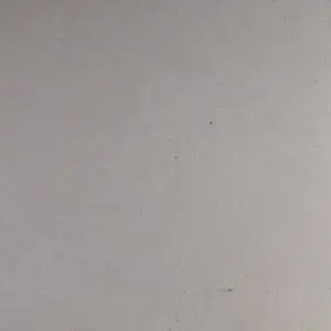 Eine glatte, cremefarbene Wand im Wohnzimmer zeigt eine elegante Marmorestrich-Textur von Einhornwerke für kreative Wandgestaltung.