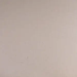 Die Wand zeigt eine glatte, cremefarbene Kalkputz-Oberfläche, ideal für stilvolle Wandgestaltung im Wohnzimmer.