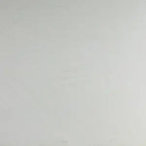 Eine glatte, cremefarbene Wand zeigt die elegante Textur des MARMOREA-Modica-219-WAX-Kalkputzes von Einhornwerke.
