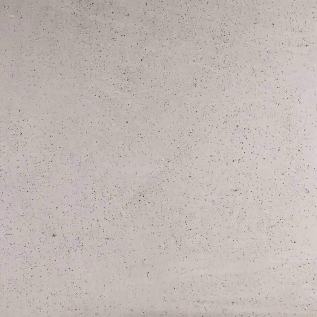 Die Wand zeigt eine feine Struktur aus MARMOREA-Kalkputz, ideal für eine elegante Wandgestaltung im Wohnzimmer.