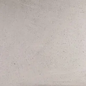 Die Wand zeigt eine feine Struktur aus MARMOREA-Kalkputz, ideal für eine elegante Wandgestaltung im Wohnzimmer.