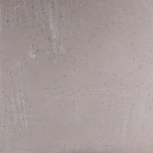 Eine elegante, glatte Wand aus MARMOREA Nero 722 zeigt feine Strukturen mit schwarzem Marmorsand für kreative Marmorputz Wandgestaltung im Wohnzimmer.