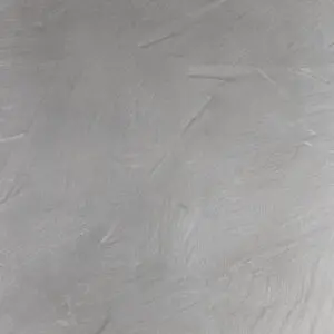 Eine graue Wand mit eleganter Struktur zeigt den hochwertigen Marmorputz von Einhornwerke für kreative Wandgestaltung.
