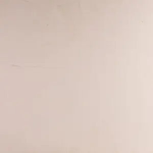 Eine glatte, cremefarbene Wand zeigt die elegante Textur von Marmorputz, ideal für kreative Wandgestaltung im Wohnzimmer.