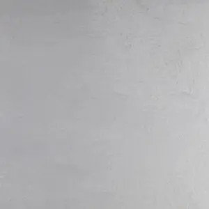 Eine glatte, cremefarbene Wand zeigt die raffinierte Textur des Marmorputzes für stilvolle Wandgestaltung.