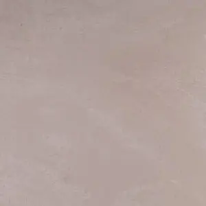 Eine glatte, elegante Wandoberfläche mit einem cremefarbenen Marmorputz verleiht dem Raum eine stilvolle Wandgestaltung.