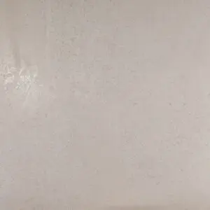 Eine cremefarbene Wand zeigt eine glatte, stilvolle Kalkputzstruktur von Einhornwerke für kreative Wandgestaltung im Wohnzimmer.