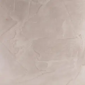 Die Wand zeigt eine elegante Textur aus MARMOREA Venezia Kalkputz, ideal für kreative Wandgestaltung im Wohnzimmer.
