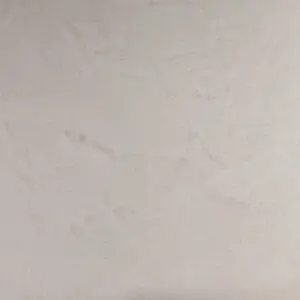 Ein eleganter Marmorputz in sanften Grautönen verleiht der Wand im Wohnzimmer eine stilvolle und hochwertige Optik.