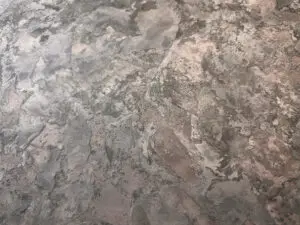 Die MONROE-Effekt-Wandbeschichtung von Einhornwerke zeigt eine stilvolle, metallisch glänzende Wandgestaltung im Wohnzimmer.