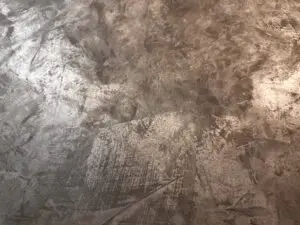 Die Wand zeigt eine elegante MONROE-Effeckt-Beschichtung mit metallischem Glanz für kreative Wandgestaltung im Wohnzimmer.