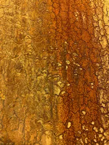 Die magnetische Beschichtung zeigt eine kunstvolle Rost-Textur, ideal für kreative Wandgestaltung im Wohnzimmer.