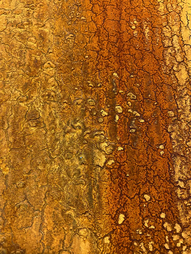Die magnetische Beschichtung zeigt eine kunstvolle Rost-Textur, ideal für kreative Wandgestaltung im Wohnzimmer.