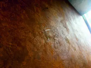 Die Wand zeigt eine eindrucksvolle magnetische Beschichtung mit Echtrost, ideal für kreative Wandgestaltung im Wohnzimmer.