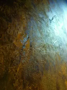 Die Wand zeigt eine beeindruckende Rostoptik mit magnetischer Beschichtung, ideal für kreative Wandgestaltung im Wohnzimmer.